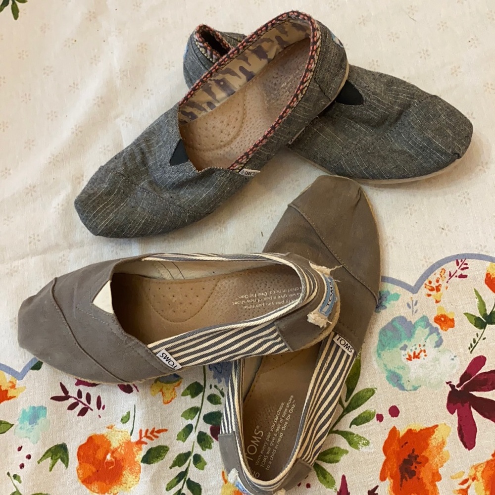 2 Pairs of Women’s Tom’s